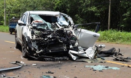 Ảnh TNGT: Honda CR-V biến dạng sau va chạm với xe tải